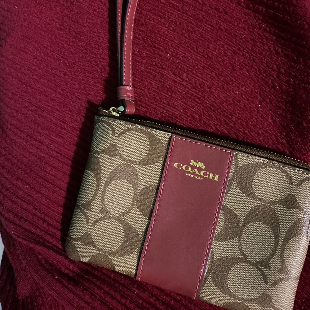 Coach wristlet. Never used. Anything I own is too big for this little item 😇